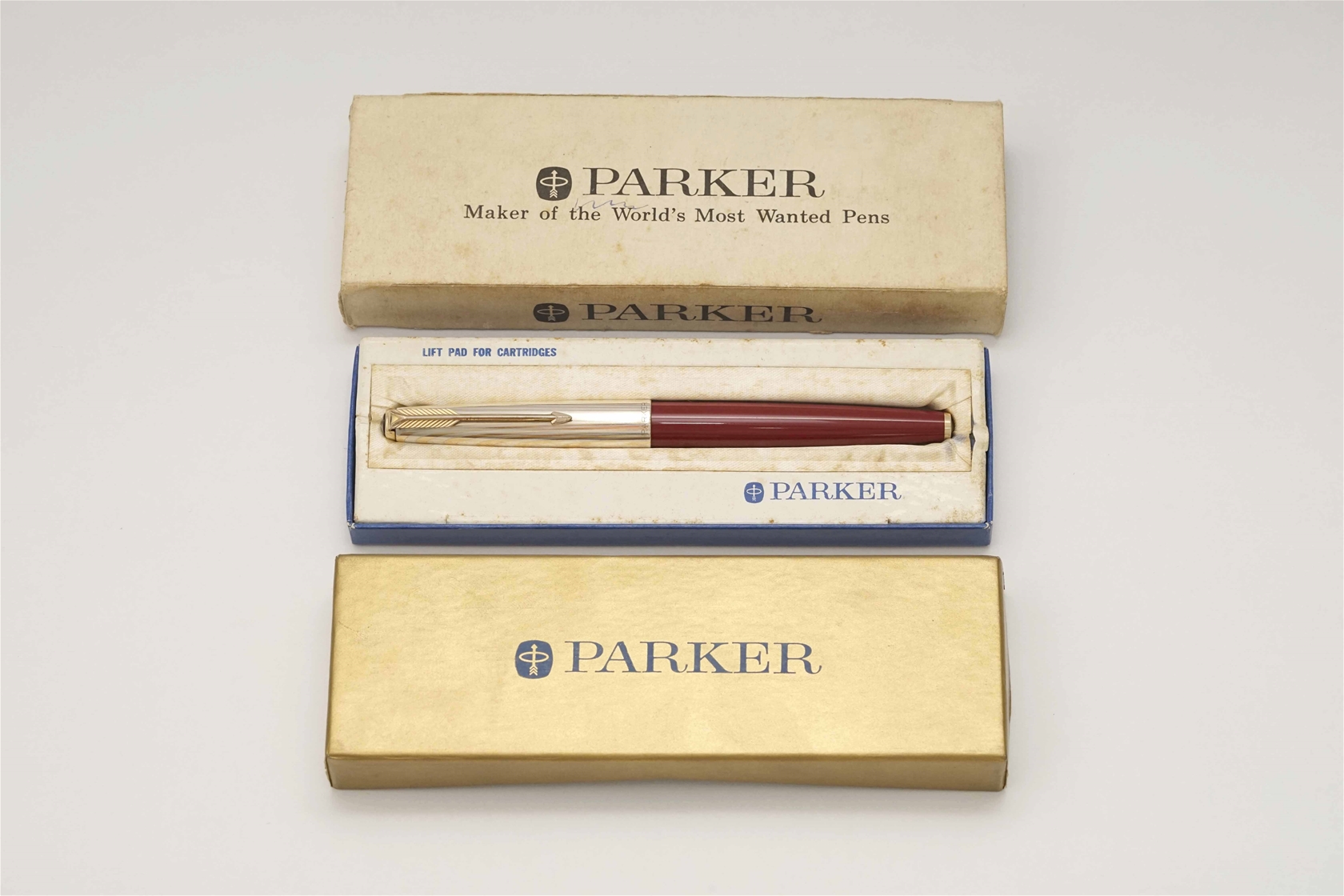 Bút máy Parker 61 Red Heritage Rainbow Cap 14K F Bút máy Parker 61 Red Heritage Rainbow Cap 14K F